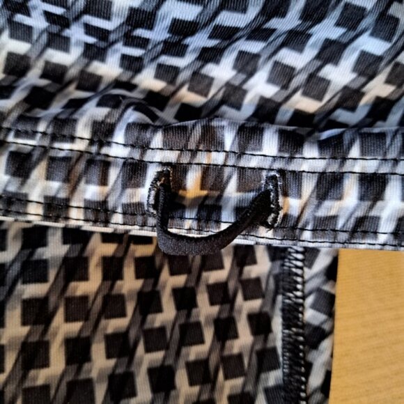 Athleta womens size Medium black, gray & white cropped leggings - Picture 4 of 6
